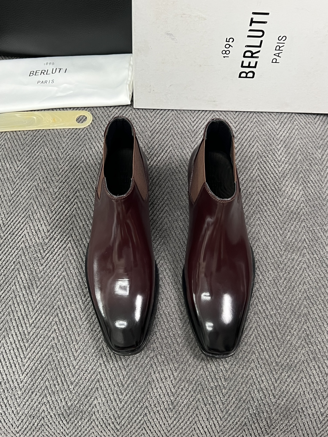 Berluti  高品质  顶级工艺品  布鲁提 靴子专柜同步发售原厂配置，意大利进口牛皮面料，全进口水染牛皮里垫，鞋底