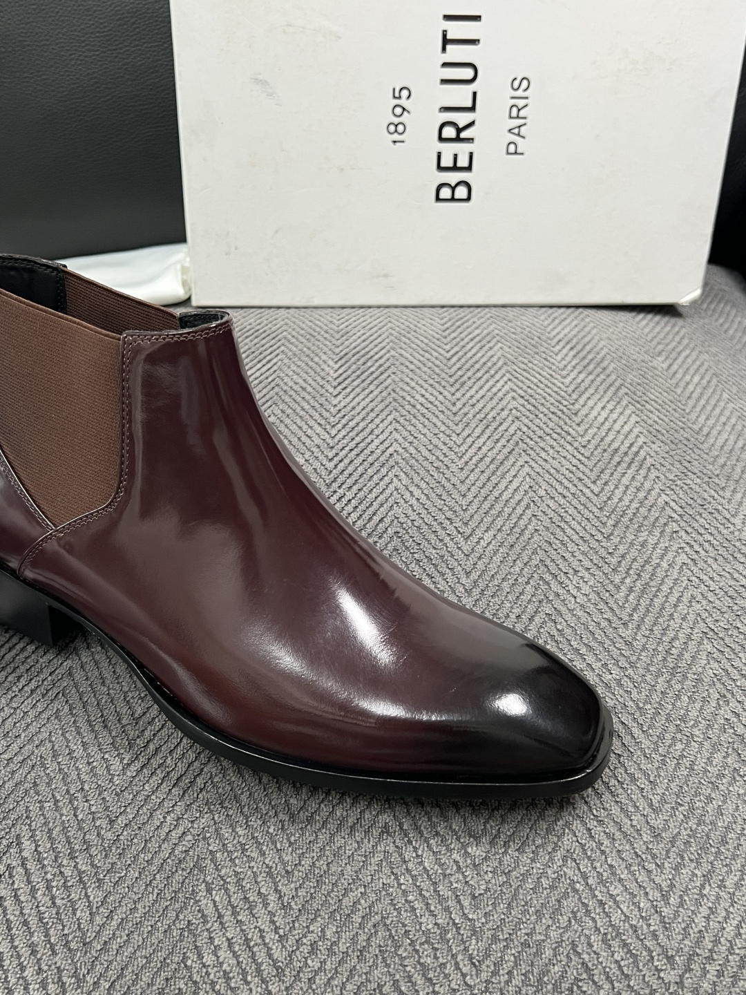 Berluti  高品质  顶级工艺品  布鲁提 靴子专柜同步发售原厂配置，意大利进口牛皮面料，全进口水染牛皮里垫，鞋底