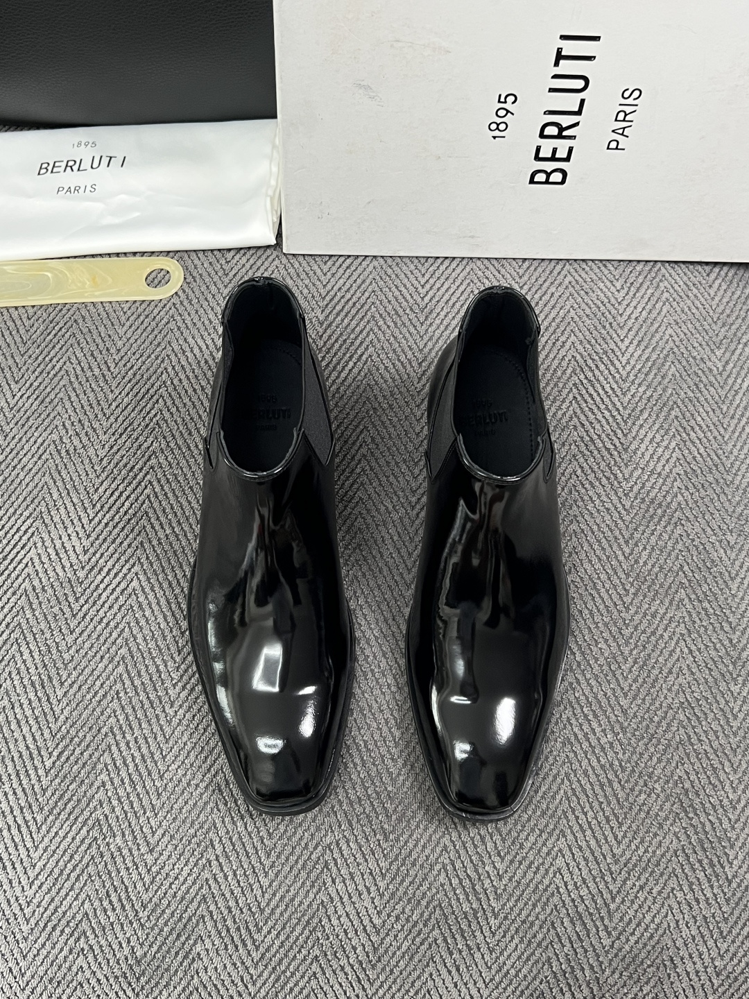 Berluti  高品质  顶级工艺品  布鲁提 靴子专柜同步发售原厂配置，意大利进口牛皮面料，全进口水染牛皮里垫，鞋底