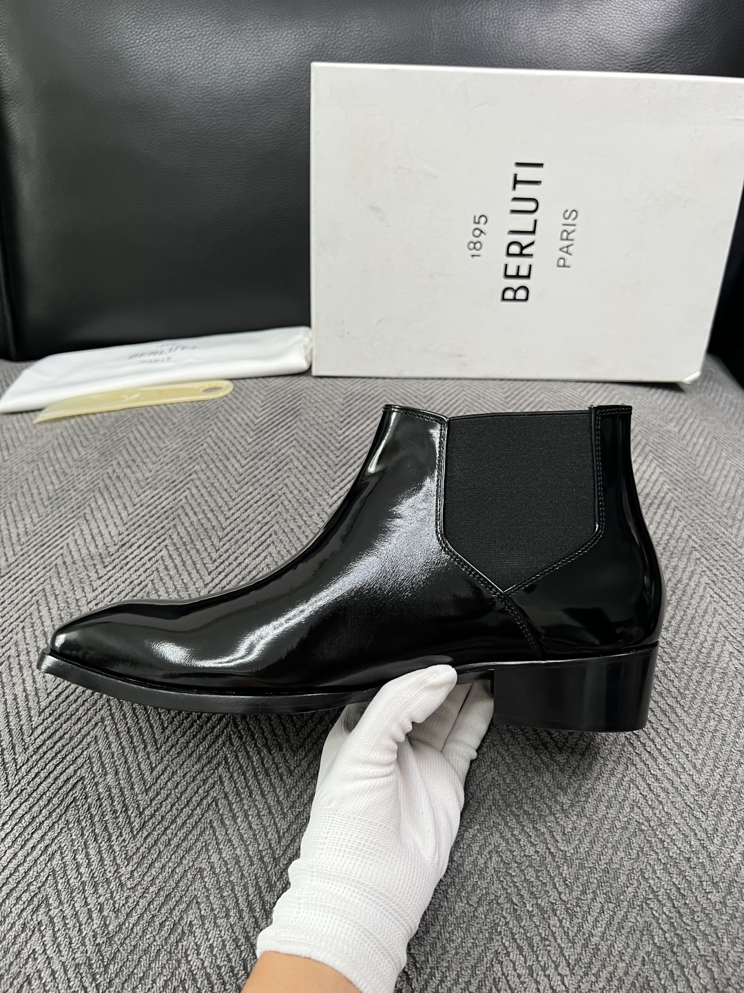Berluti  高品质  顶级工艺品  布鲁提 靴子专柜同步发售原厂配置，意大利进口牛皮面料，全进口水染牛皮里垫，鞋底