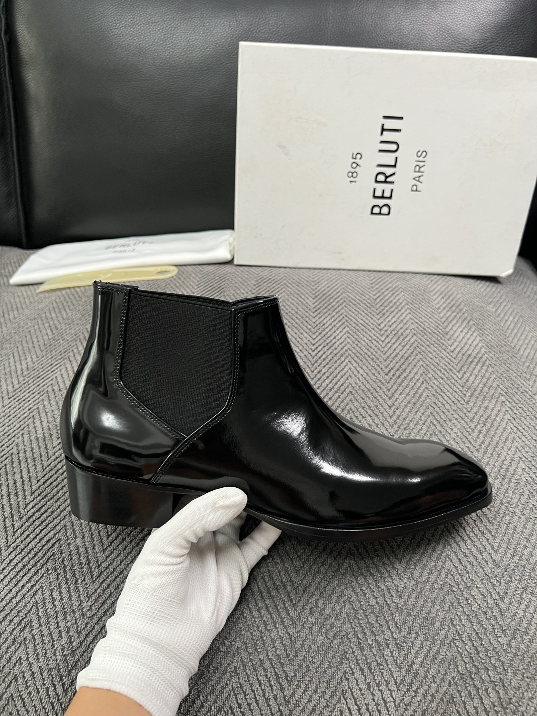 Berluti  高品质  顶级工艺品  布鲁提 靴子专柜同步发售原厂配置，意大利进口牛皮面料，全进口水染牛皮里垫，鞋底
