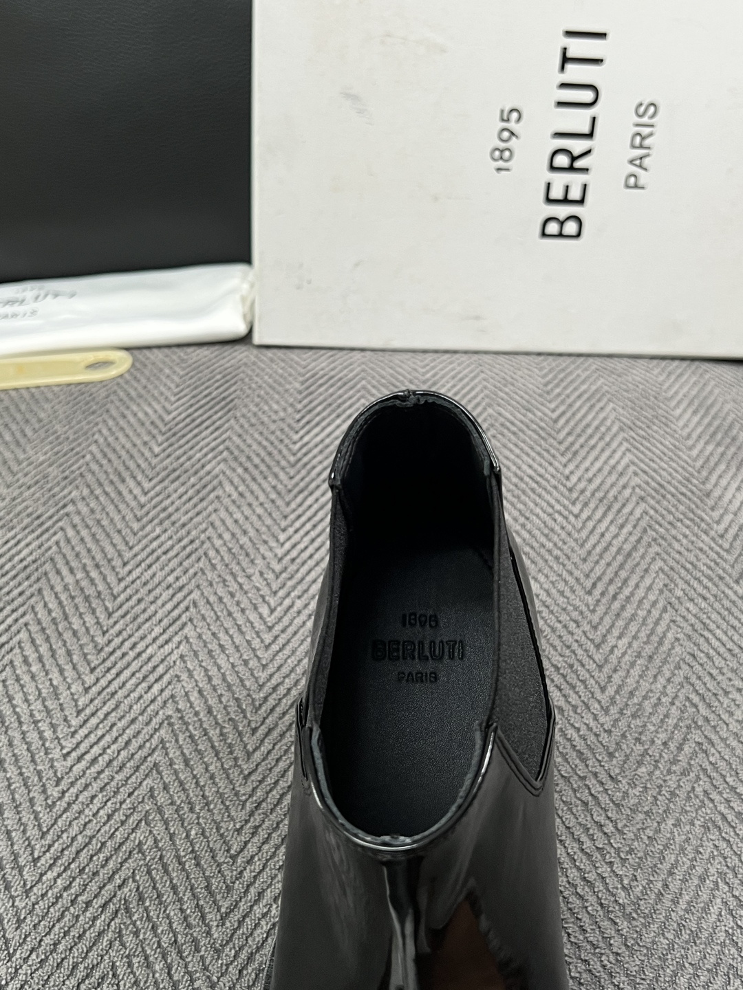 Berluti  高品质  顶级工艺品  布鲁提 靴子专柜同步发售原厂配置，意大利进口牛皮面料，全进口水染牛皮里垫，鞋底