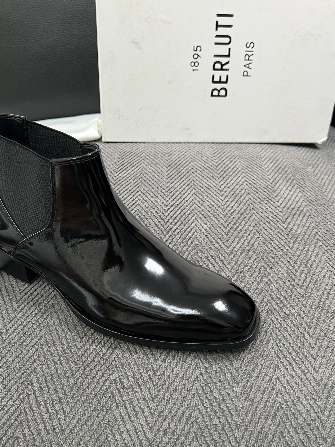 Berluti  高品质  顶级工艺品  布鲁提 靴子专柜同步发售原厂配置，意大利进口牛皮面料，全进口水染牛皮里垫，鞋底