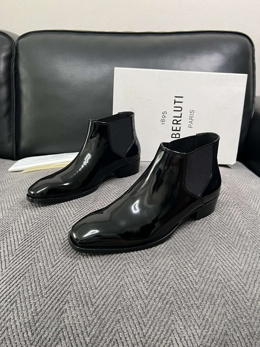 Berluti  高品质  顶级工艺品  布鲁提 靴子专柜同步发售原厂配置，意大利进口牛皮面料，全进口水染牛皮里垫，鞋底