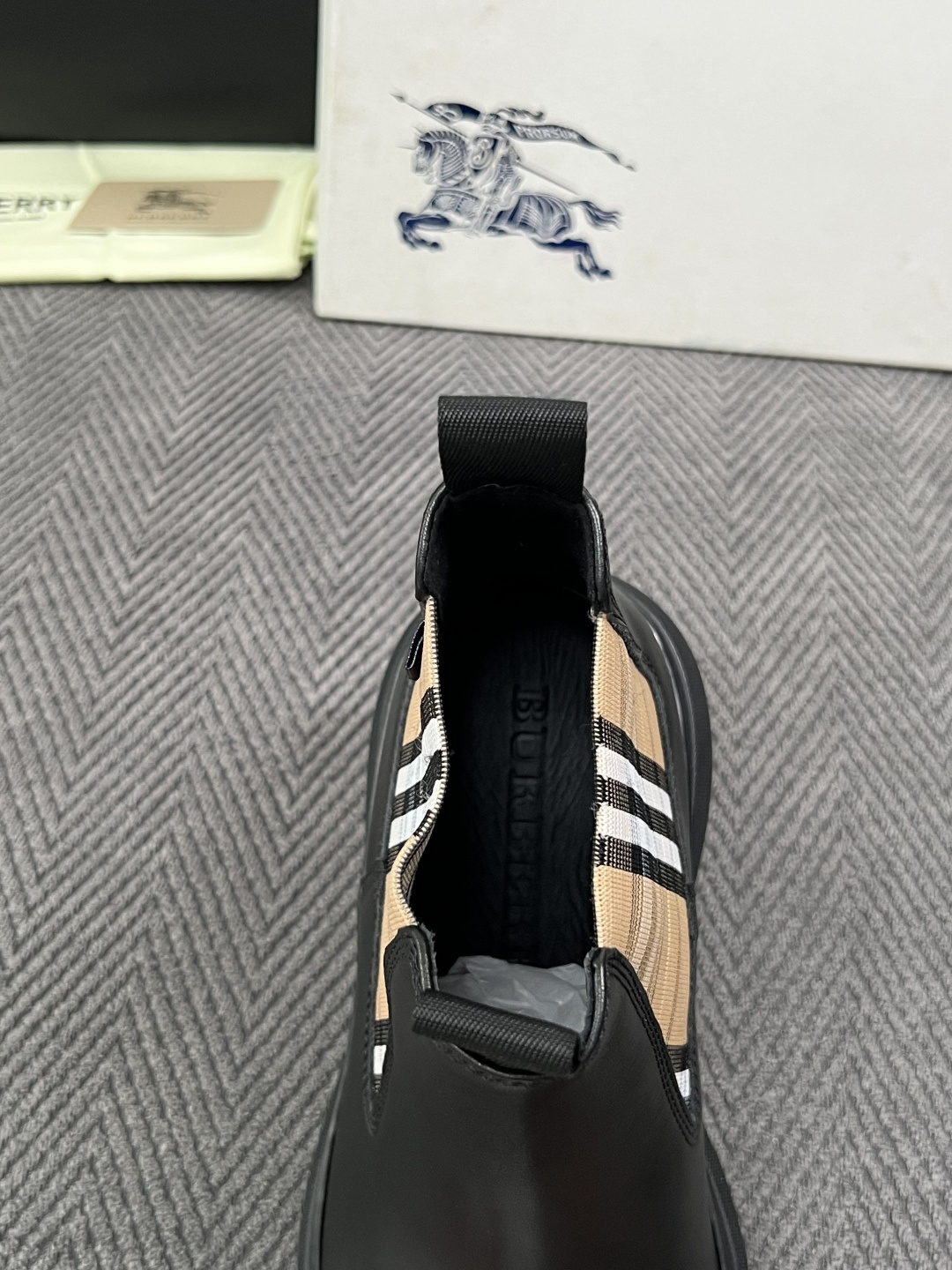 BURBERRY  高品质  顶级工艺品 巴宝莉 专柜同步，原厂配置意大利进口牛皮面料，高品质复杂拼接工艺，进口牛皮内里