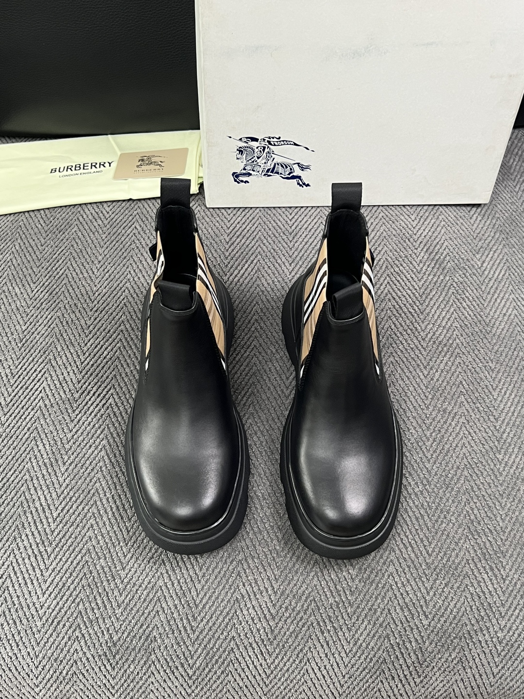 BURBERRY  高品质  顶级工艺品 巴宝莉 专柜同步，原厂配置意大利进口牛皮面料，高品质复杂拼接工艺，进口牛皮内里