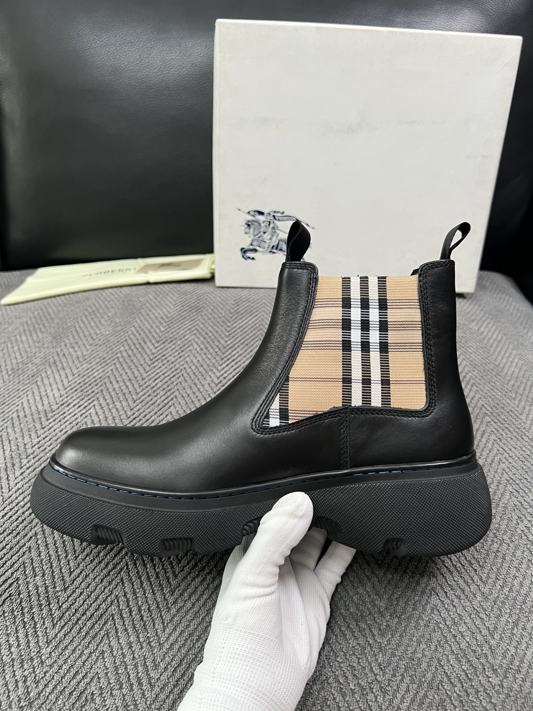 BURBERRY  高品质  顶级工艺品 巴宝莉 专柜同步，原厂配置意大利进口牛皮面料，高品质复杂拼接工艺，进口牛皮内里