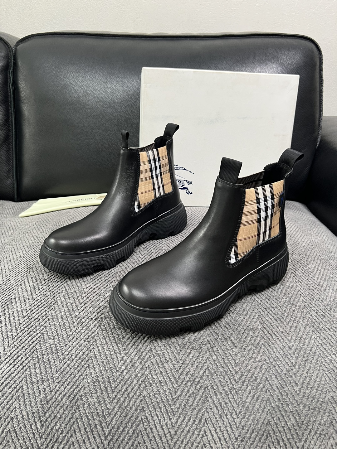 BURBERRY  高品质  顶级工艺品 巴宝莉 专柜同步，原厂配置意大利进口牛皮面料，高品质复杂拼接工艺，进口牛皮内里