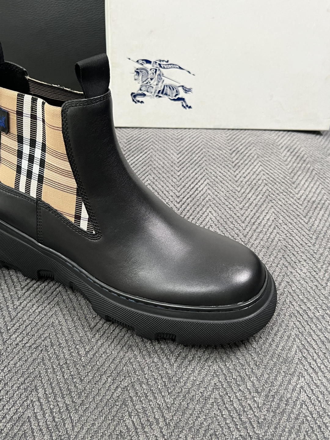 BURBERRY  高品质  顶级工艺品 巴宝莉 专柜同步，原厂配置意大利进口牛皮面料，高品质复杂拼接工艺，进口牛皮内里