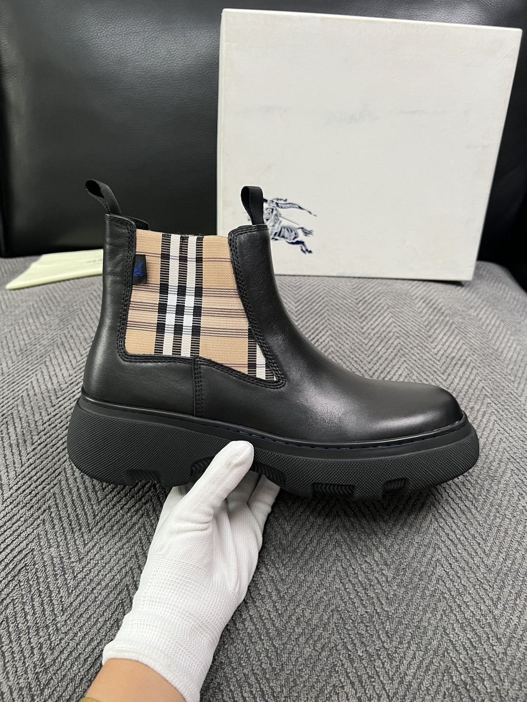 BURBERRY  高品质  顶级工艺品 巴宝莉 专柜同步，原厂配置意大利进口牛皮面料，高品质复杂拼接工艺，进口牛皮内里