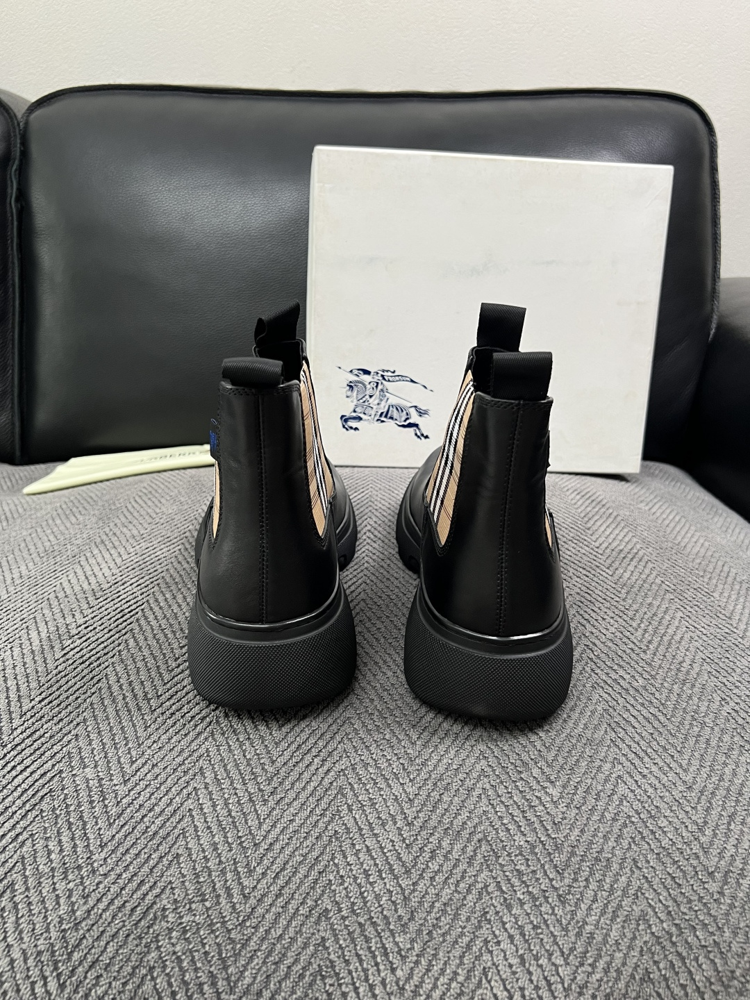 BURBERRY  高品质  顶级工艺品 巴宝莉 专柜同步，原厂配置意大利进口牛皮面料，高品质复杂拼接工艺，进口牛皮内里