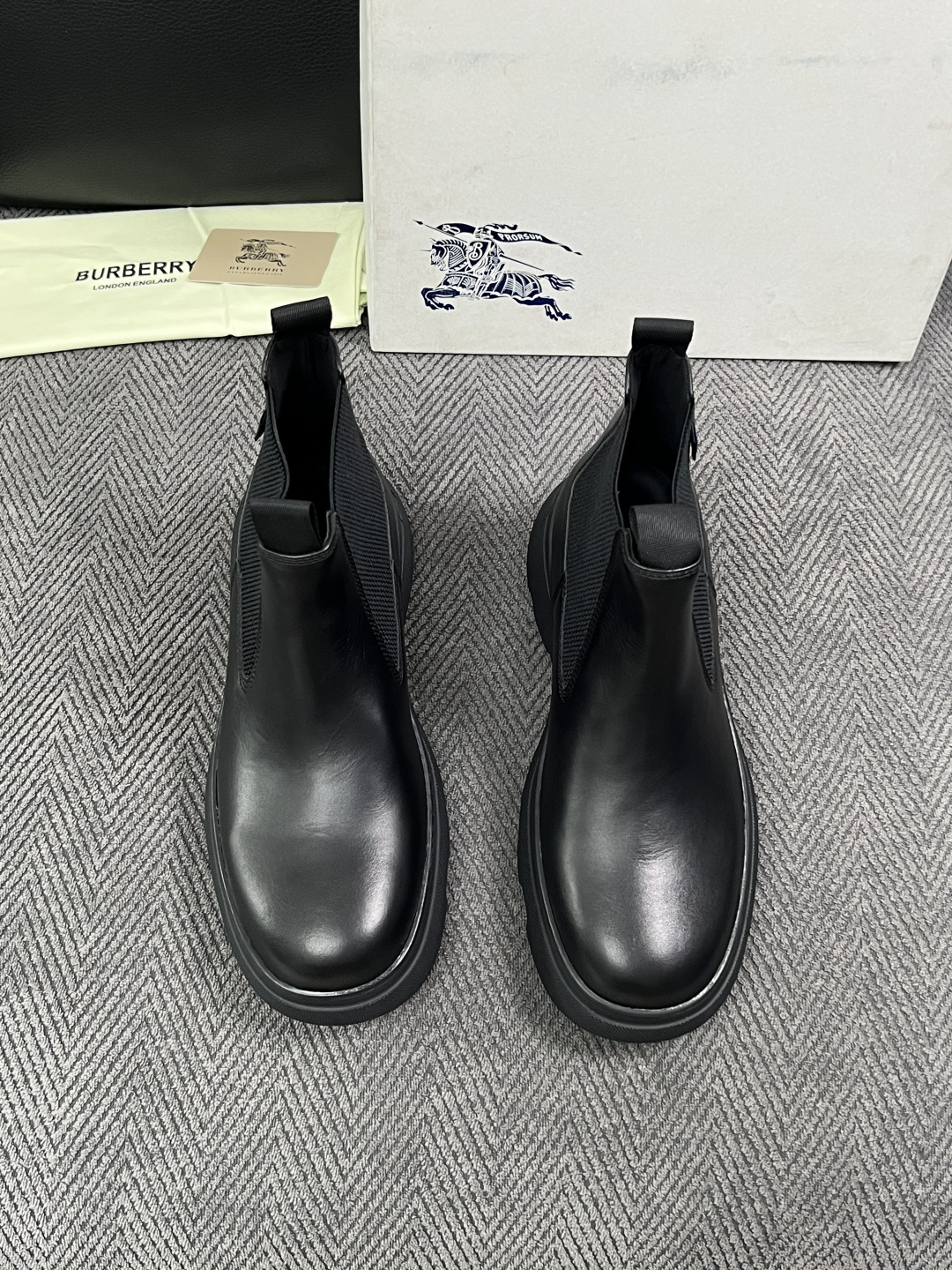 BURBERRY  高品质  顶级工艺品 巴宝莉 专柜同步，原厂配置意大利进口牛皮面料，高品质复杂拼接工艺，进口牛皮内里