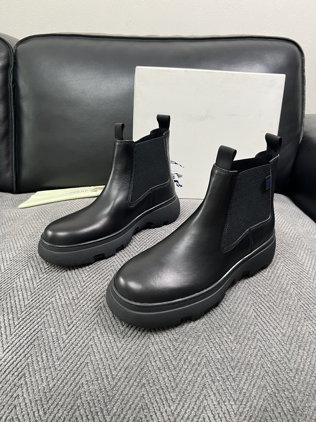 BURBERRY  高品质  顶级工艺品 巴宝莉 专柜同步，原厂配置意大利进口牛皮面料，高品质复杂拼接工艺，进口牛皮内里