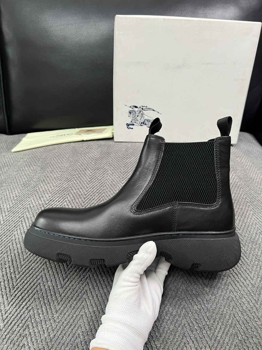 BURBERRY  高品质  顶级工艺品 巴宝莉 专柜同步，原厂配置意大利进口牛皮面料，高品质复杂拼接工艺，进口牛皮内里