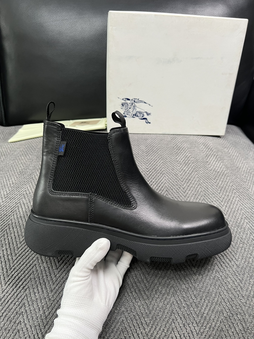 BURBERRY  高品质  顶级工艺品 巴宝莉 专柜同步，原厂配置意大利进口牛皮面料，高品质复杂拼接工艺，进口牛皮内里