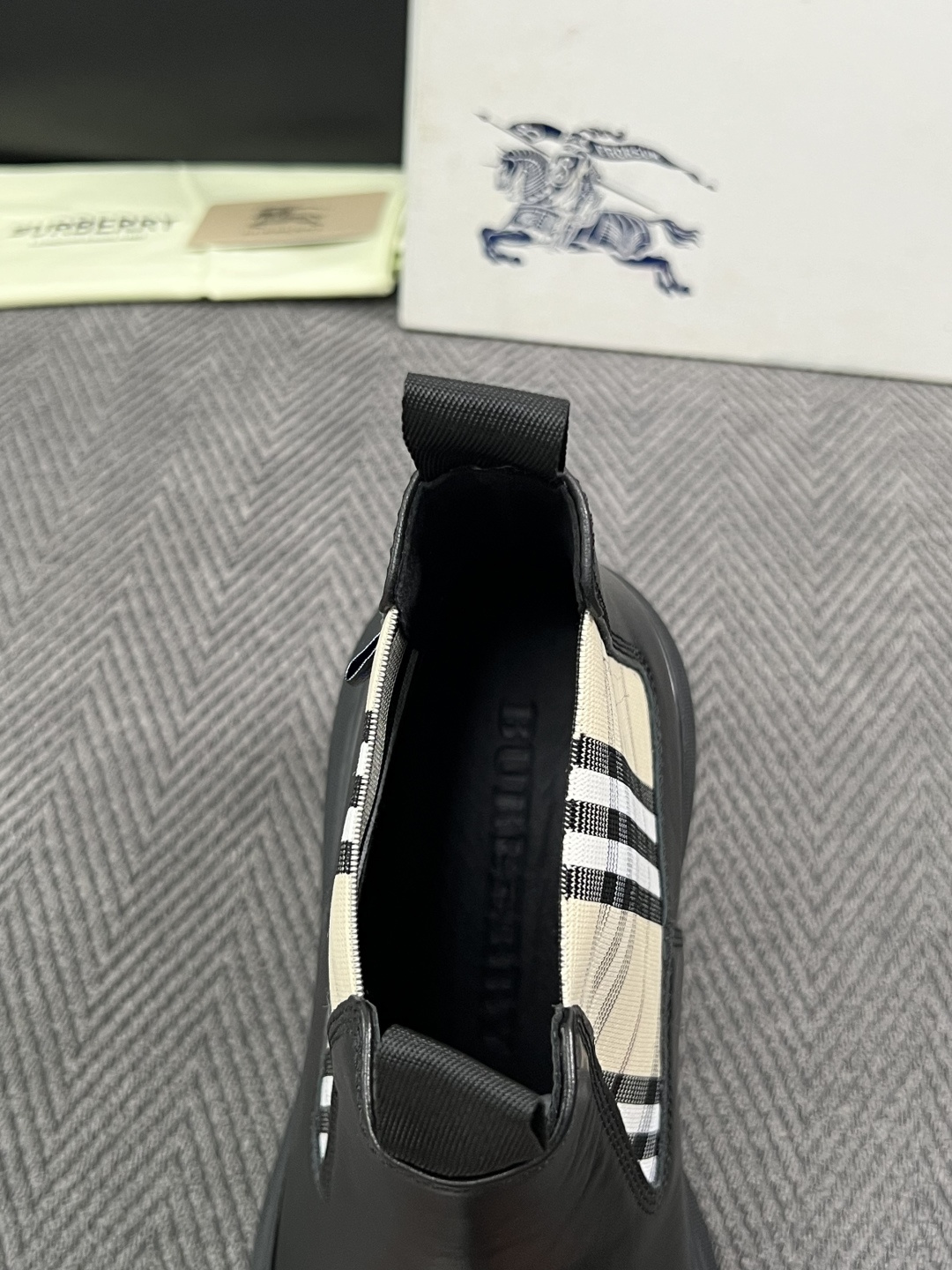 BURBERRY  高品质  顶级工艺品 巴宝莉 专柜同步，原厂配置意大利进口牛皮面料，高品质复杂拼接工艺，进口牛皮内里