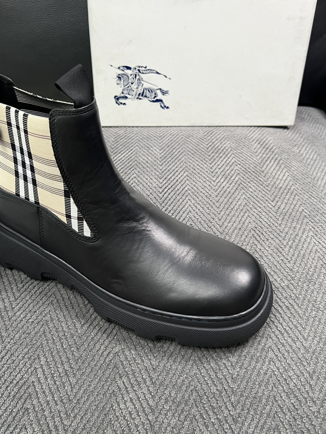 BURBERRY  高品质  顶级工艺品 巴宝莉 专柜同步，原厂配置意大利进口牛皮面料，高品质复杂拼接工艺，进口牛皮内里