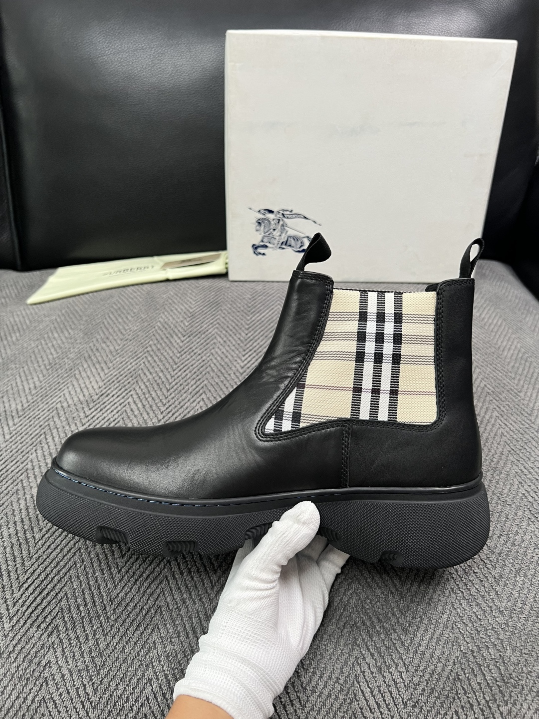 BURBERRY  高品质  顶级工艺品 巴宝莉 专柜同步，原厂配置意大利进口牛皮面料，高品质复杂拼接工艺，进口牛皮内里
