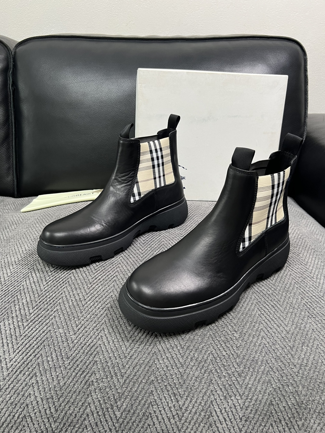 BURBERRY  高品质  顶级工艺品 巴宝莉 专柜同步，原厂配置意大利进口牛皮面料，高品质复杂拼接工艺，进口牛皮内里