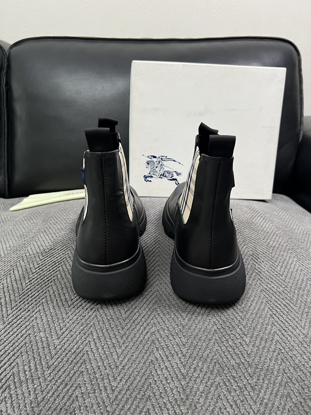 BURBERRY  高品质  顶级工艺品 巴宝莉 专柜同步，原厂配置意大利进口牛皮面料，高品质复杂拼接工艺，进口牛皮内里
