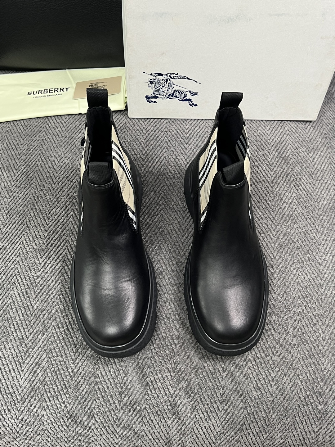 BURBERRY  高品质  顶级工艺品 巴宝莉 专柜同步，原厂配置意大利进口牛皮面料，高品质复杂拼接工艺，进口牛皮内里