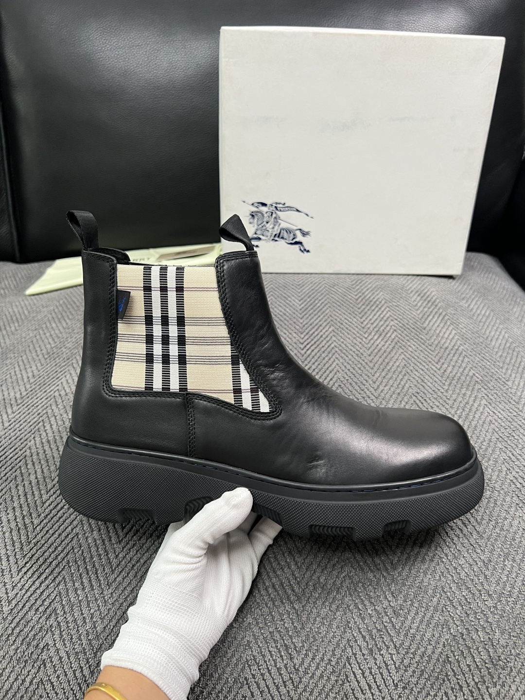 BURBERRY  高品质  顶级工艺品 巴宝莉 专柜同步，原厂配置意大利进口牛皮面料，高品质复杂拼接工艺，进口牛皮内里