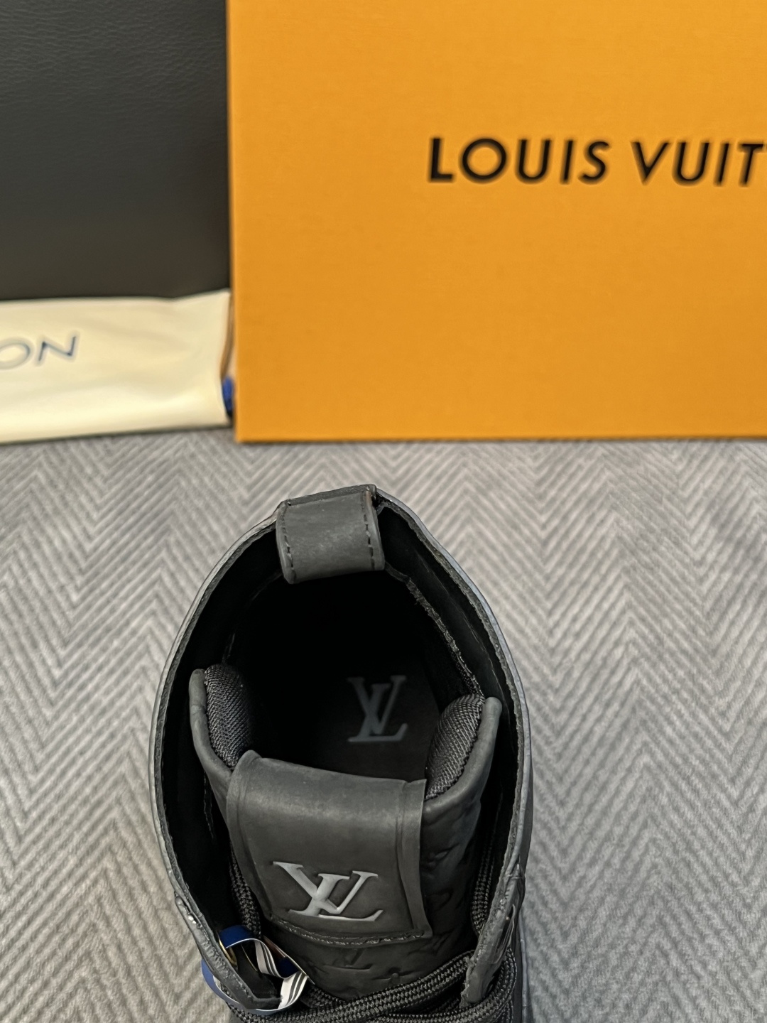 Lv  高品质   顶级工艺品  路易威登，高帮靴子专柜同步，鞋面意大利进口，高品质拼接缤纷色彩复杂工艺品，进口水染牛里