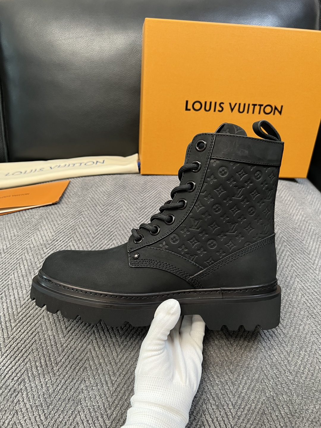 Lv  高品质   顶级工艺品  路易威登，高帮靴子专柜同步，鞋面意大利进口，高品质拼接缤纷色彩复杂工艺品，进口水染牛里
