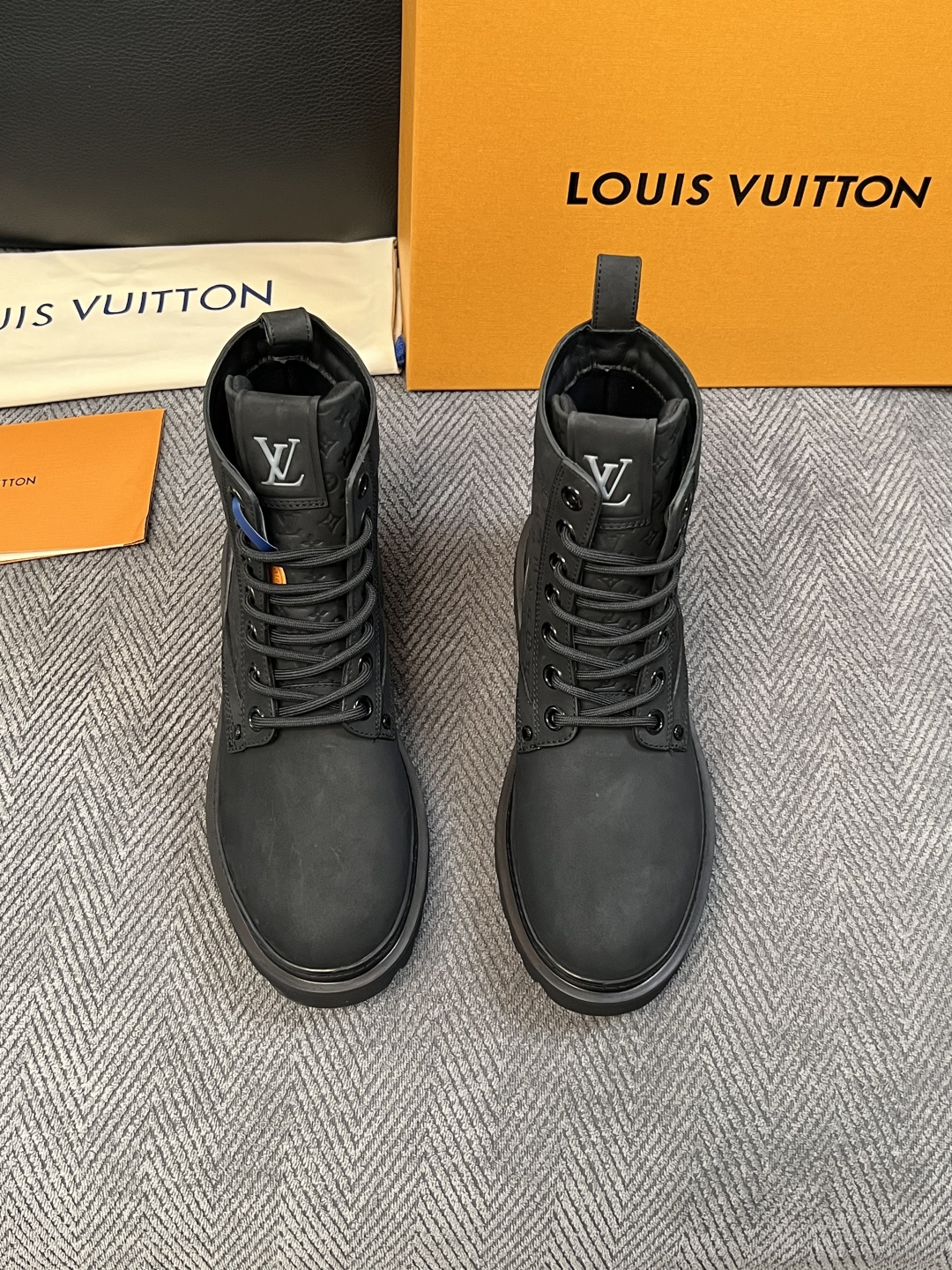 Lv  高品质   顶级工艺品  路易威登，高帮靴子专柜同步，鞋面意大利进口，高品质拼接缤纷色彩复杂工艺品，进口水染牛里
