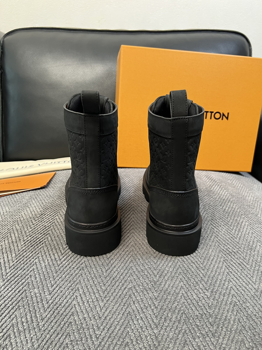 Lv  高品质   顶级工艺品  路易威登，高帮靴子专柜同步，鞋面意大利进口，高品质拼接缤纷色彩复杂工艺品，进口水染牛里