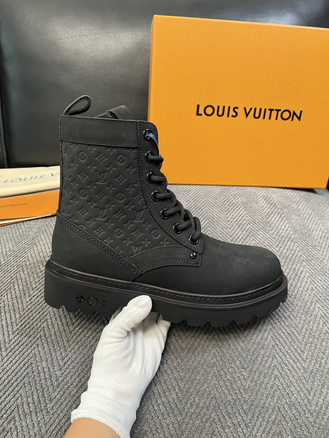 Lv  高品质   顶级工艺品  路易威登，高帮靴子专柜同步，鞋面意大利进口，高品质拼接缤纷色彩复杂工艺品，进口水染牛里
