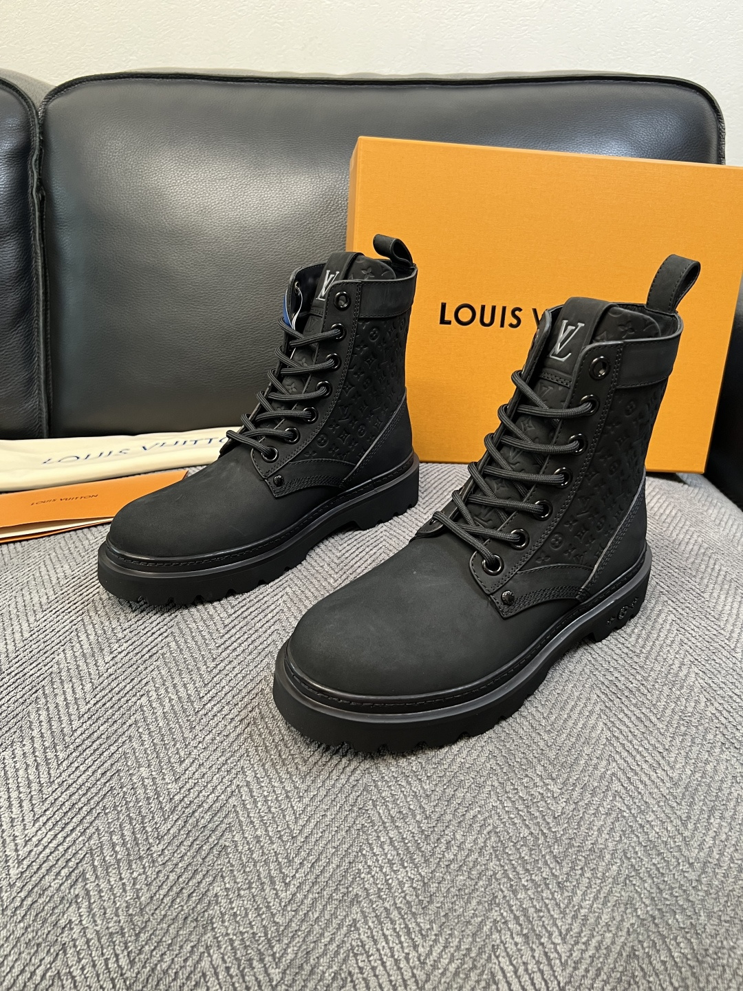 Lv  高品质   顶级工艺品  路易威登，高帮靴子专柜同步，鞋面意大利进口，高品质拼接缤纷色彩复杂工艺品，进口水染牛里