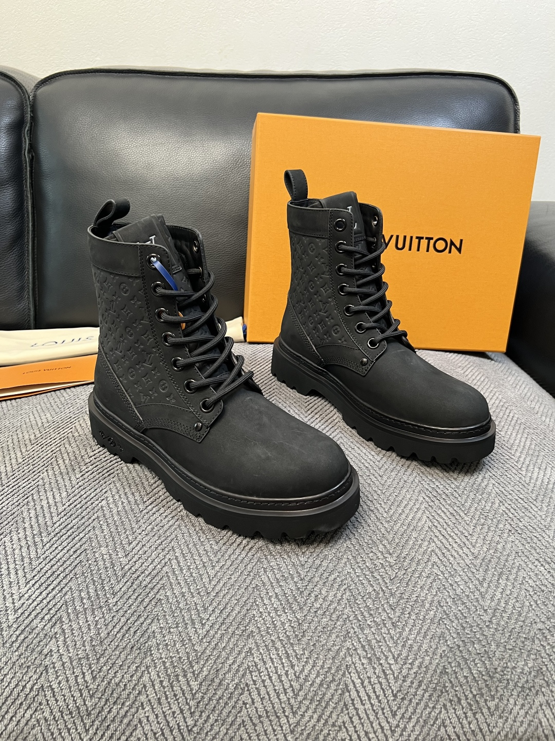 Lv  高品质   顶级工艺品  路易威登，高帮靴子专柜同步，鞋面意大利进口，高品质拼接缤纷色彩复杂工艺品，进口水染牛里