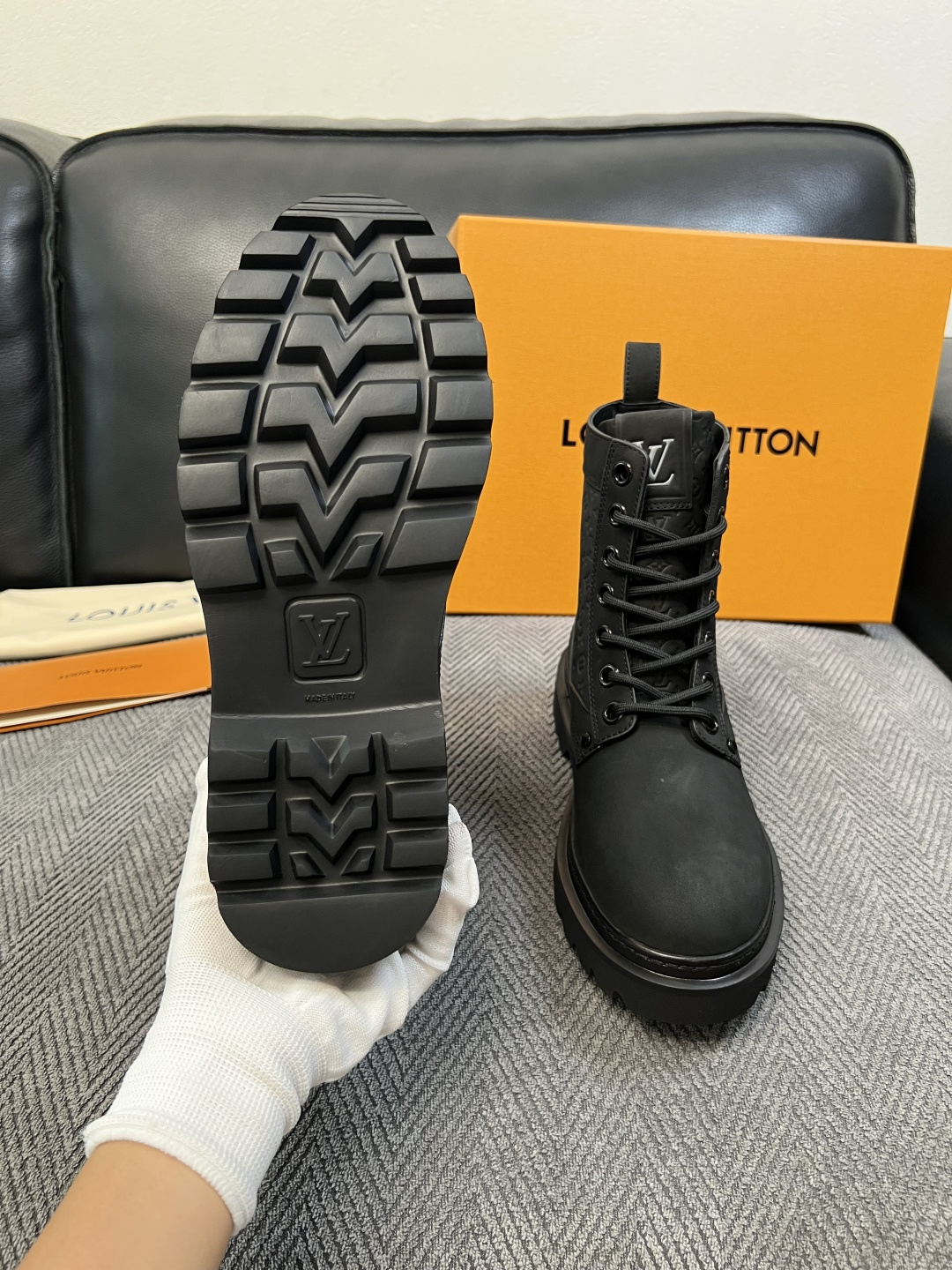 Lv  高品质   顶级工艺品  路易威登，高帮靴子专柜同步，鞋面意大利进口，高品质拼接缤纷色彩复杂工艺品，进口水染牛里