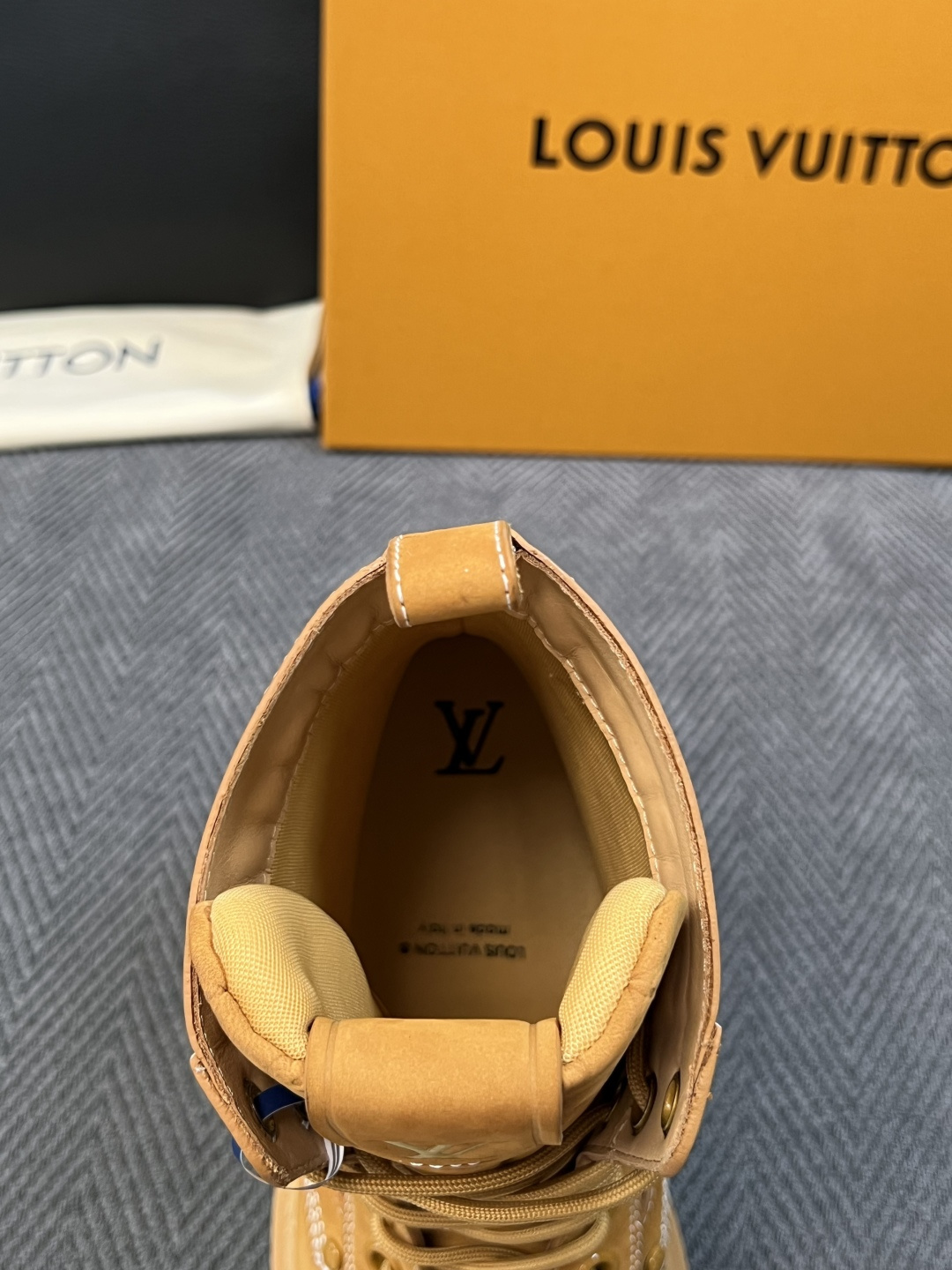 Lv  高品质   顶级工艺品  路易威登，高帮靴子专柜同步，鞋面意大利进口，高品质拼接缤纷色彩复杂工艺品，进口水染牛里