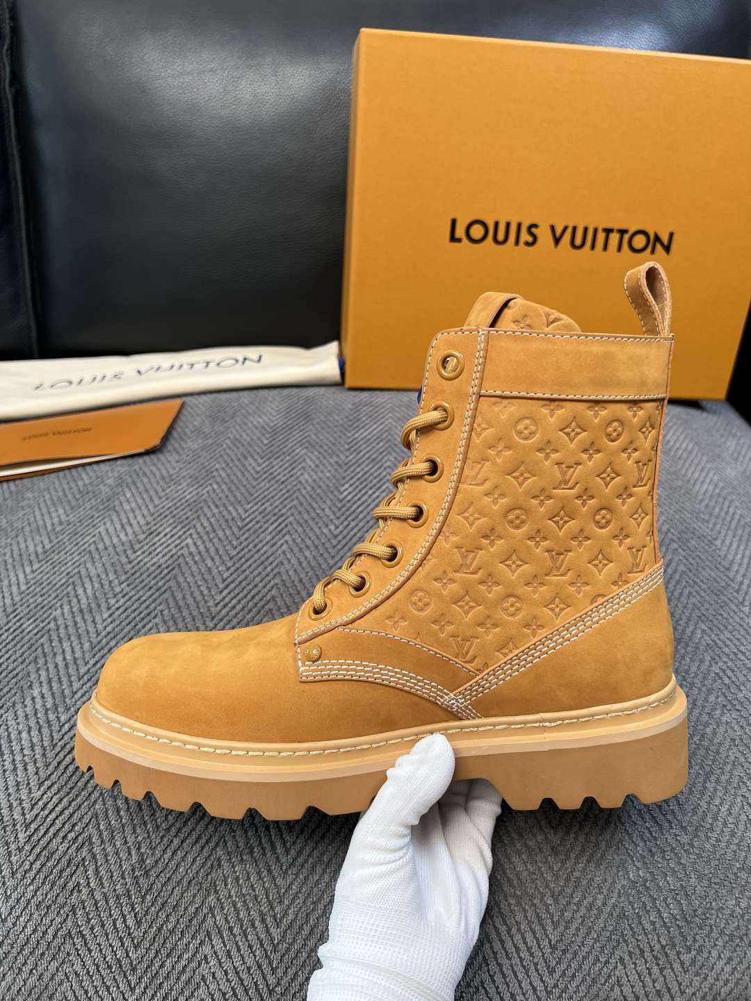 Lv  高品质   顶级工艺品  路易威登，高帮靴子专柜同步，鞋面意大利进口，高品质拼接缤纷色彩复杂工艺品，进口水染牛里