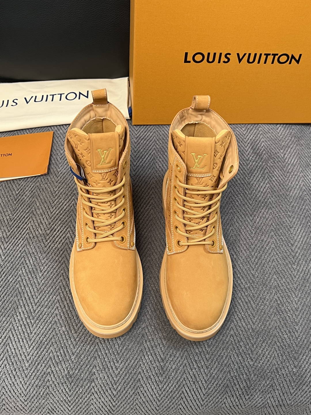 Lv  高品质   顶级工艺品  路易威登，高帮靴子专柜同步，鞋面意大利进口，高品质拼接缤纷色彩复杂工艺品，进口水染牛里