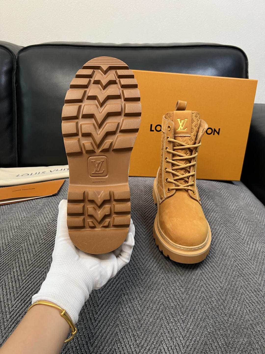 Lv  高品质   顶级工艺品  路易威登，高帮靴子专柜同步，鞋面意大利进口，高品质拼接缤纷色彩复杂工艺品，进口水染牛里