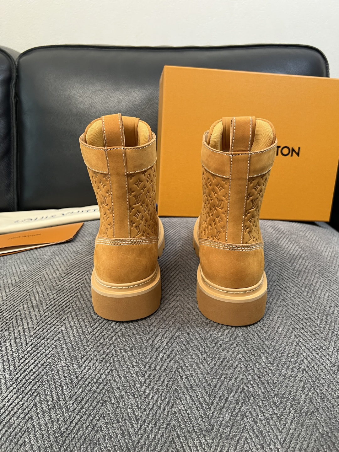 Lv  高品质   顶级工艺品  路易威登，高帮靴子专柜同步，鞋面意大利进口，高品质拼接缤纷色彩复杂工艺品，进口水染牛里