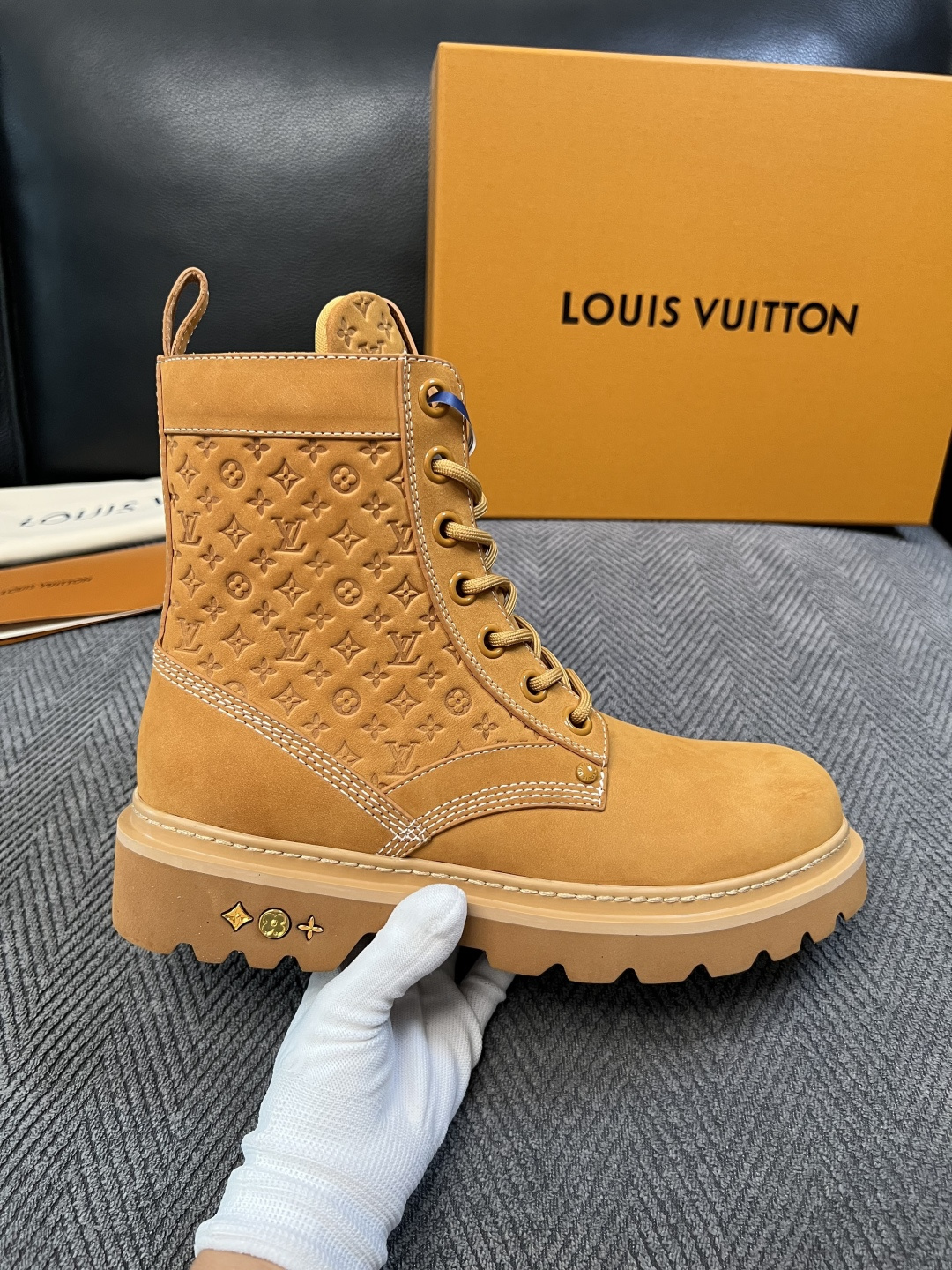 Lv  高品质   顶级工艺品  路易威登，高帮靴子专柜同步，鞋面意大利进口，高品质拼接缤纷色彩复杂工艺品，进口水染牛里