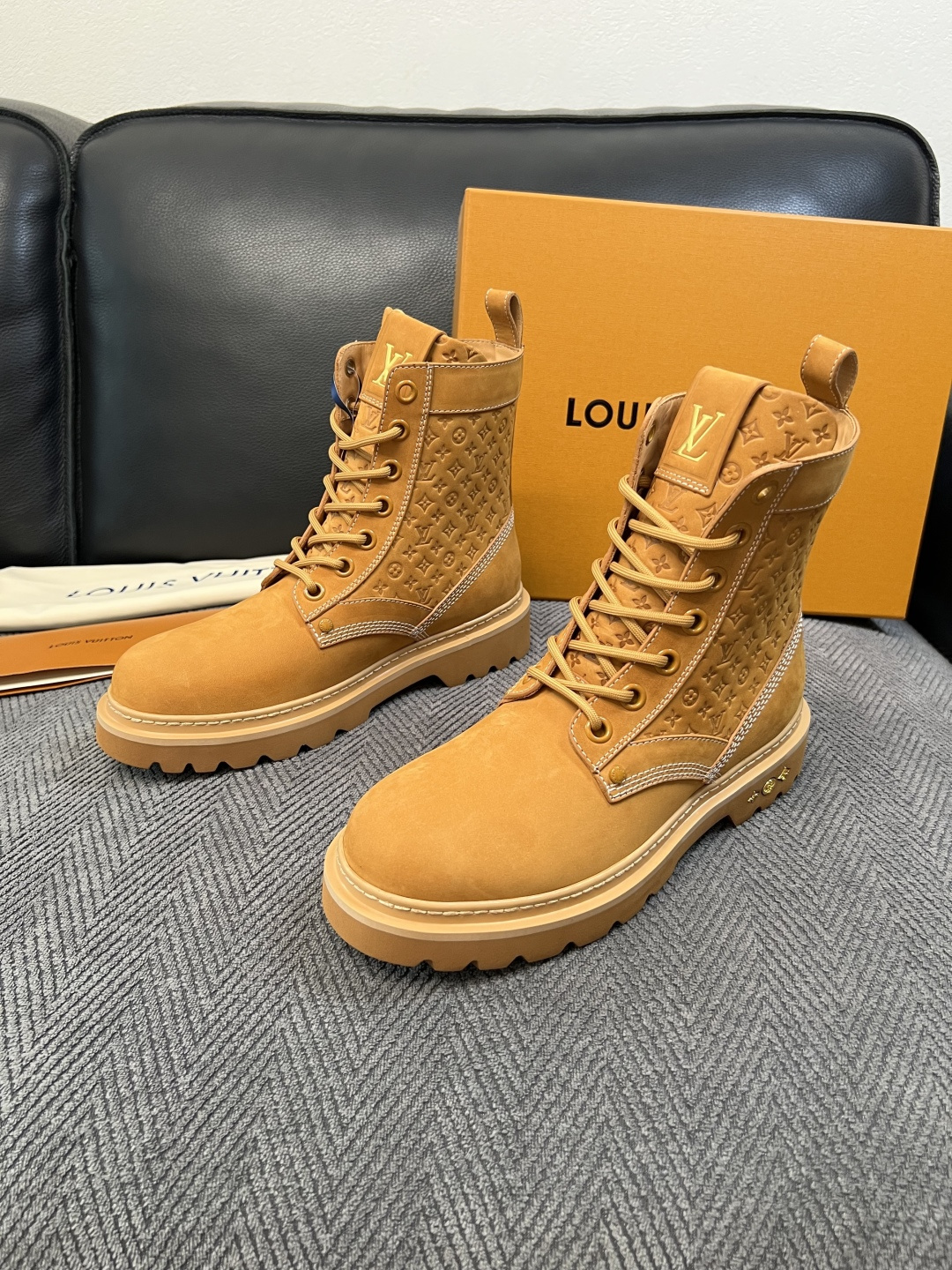 Lv  高品质   顶级工艺品  路易威登，高帮靴子专柜同步，鞋面意大利进口，高品质拼接缤纷色彩复杂工艺品，进口水染牛里