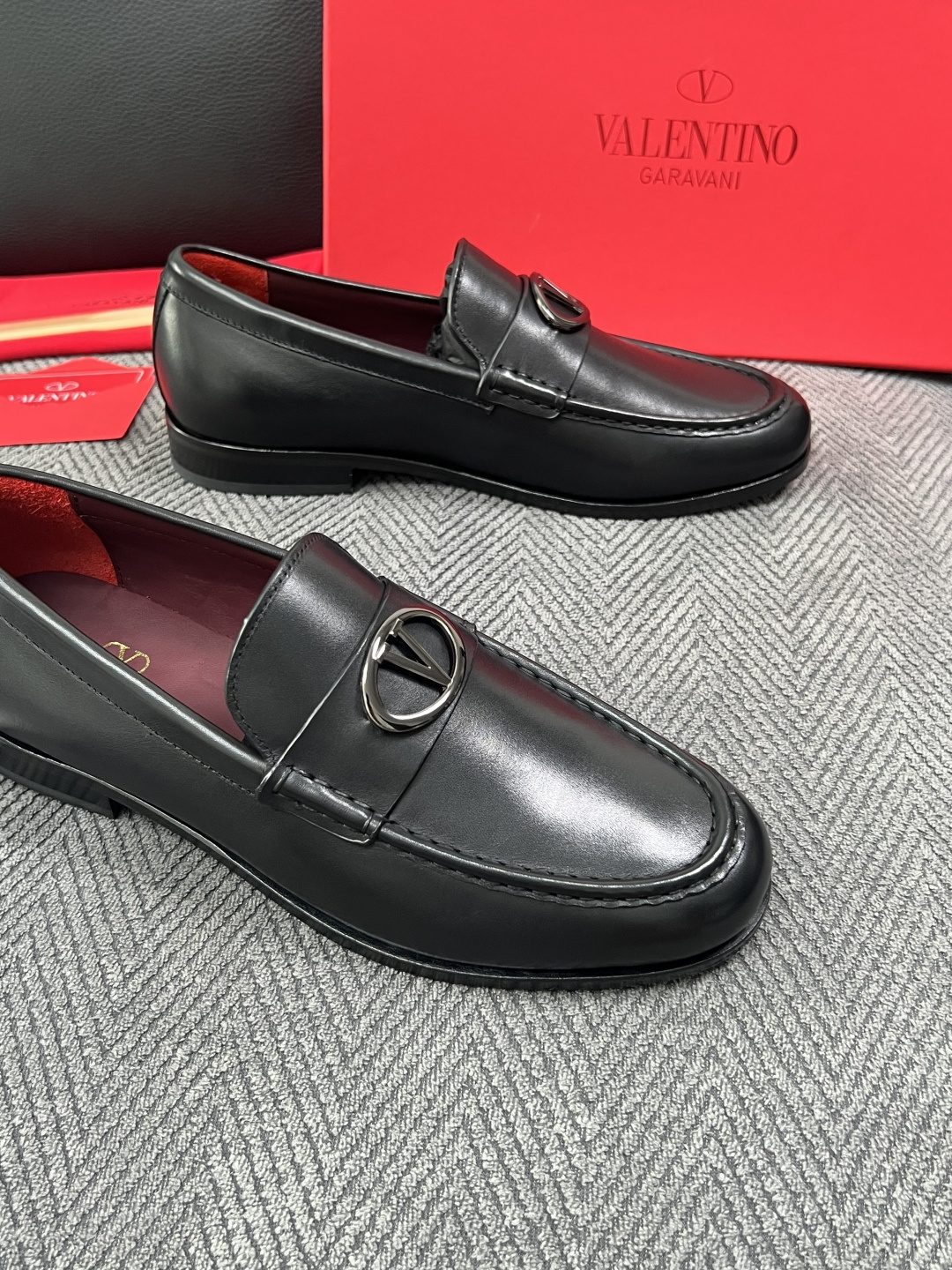 VALENTINO  高品质  顶级工艺品  华伦天奴，皮鞋专柜同步，鞋面意大利进口，高品质复杂工艺品，进口牛皮里垫柔软
