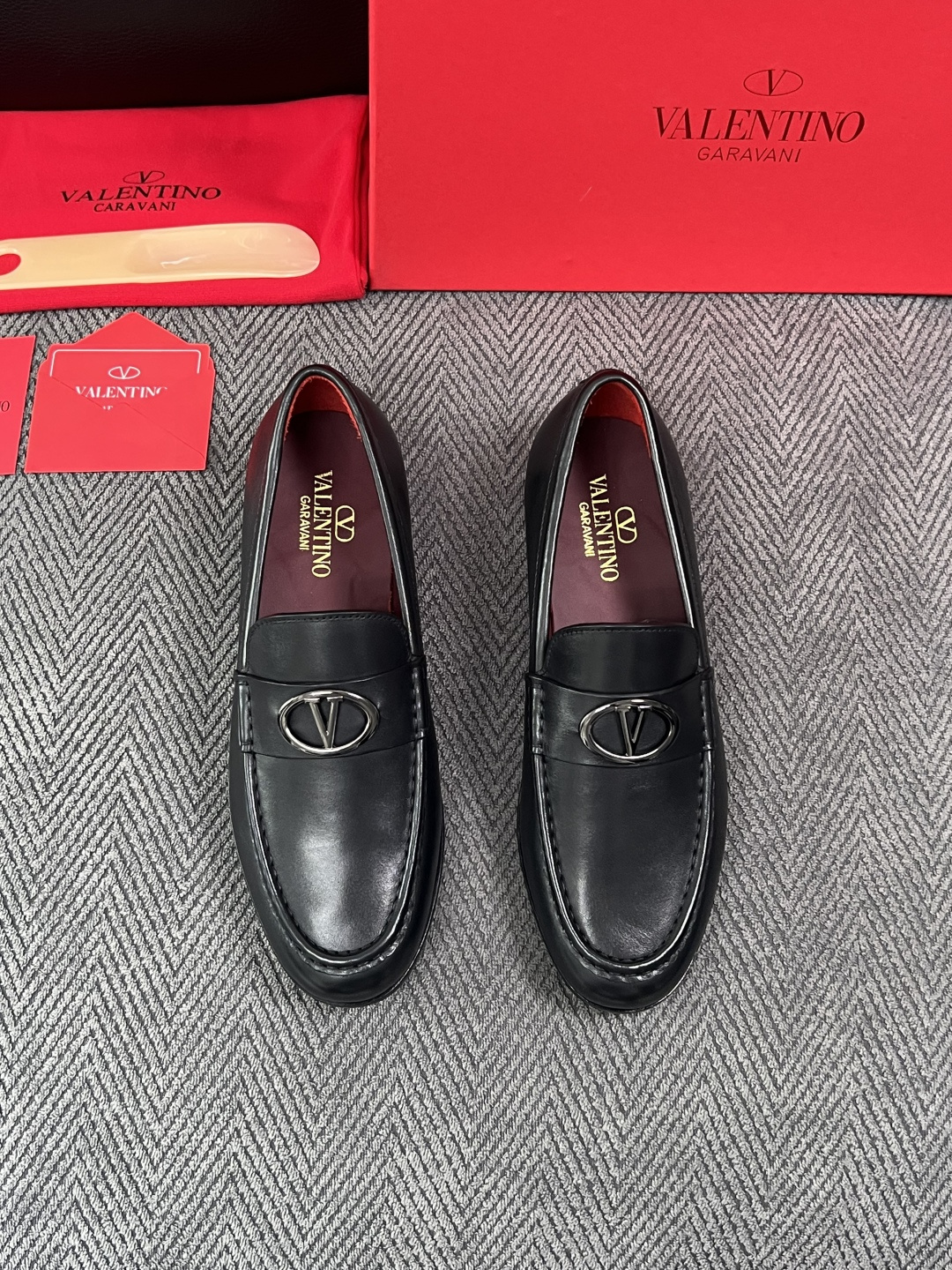 VALENTINO  高品质  顶级工艺品  华伦天奴，皮鞋专柜同步，鞋面意大利进口，高品质复杂工艺品，进口牛皮里垫柔软