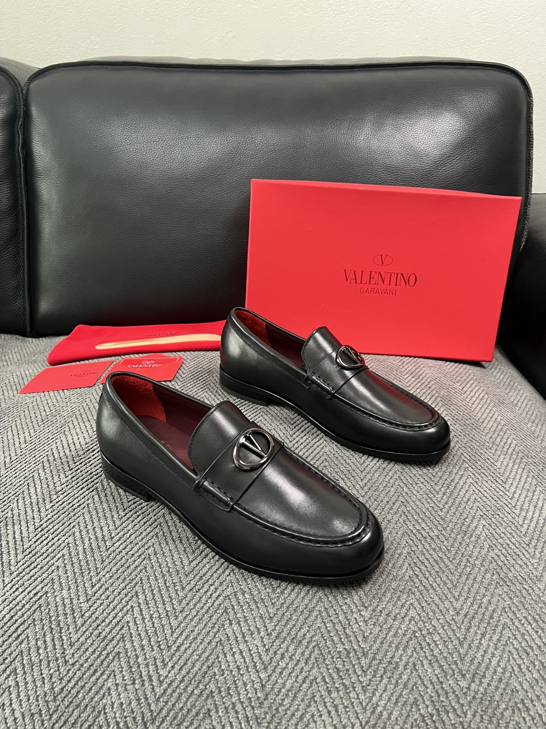 VALENTINO  高品质  顶级工艺品  华伦天奴，皮鞋专柜同步，鞋面意大利进口，高品质复杂工艺品，进口牛皮里垫柔软