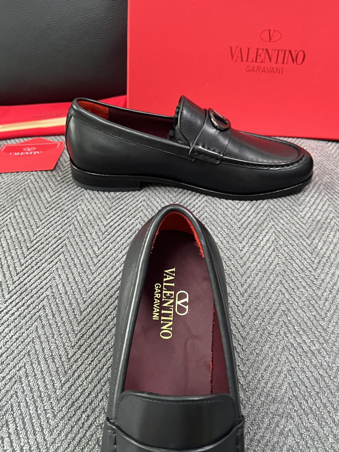 VALENTINO  高品质  顶级工艺品  华伦天奴，皮鞋专柜同步，鞋面意大利进口，高品质复杂工艺品，进口牛皮里垫柔软