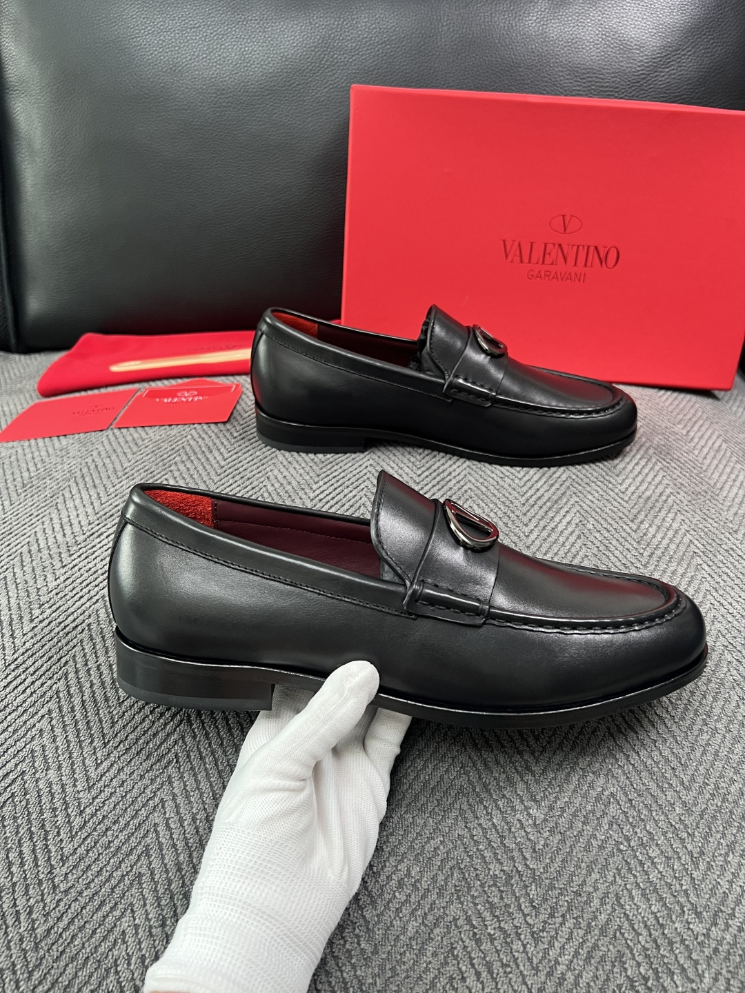VALENTINO  高品质  顶级工艺品  华伦天奴，皮鞋专柜同步，鞋面意大利进口，高品质复杂工艺品，进口牛皮里垫柔软