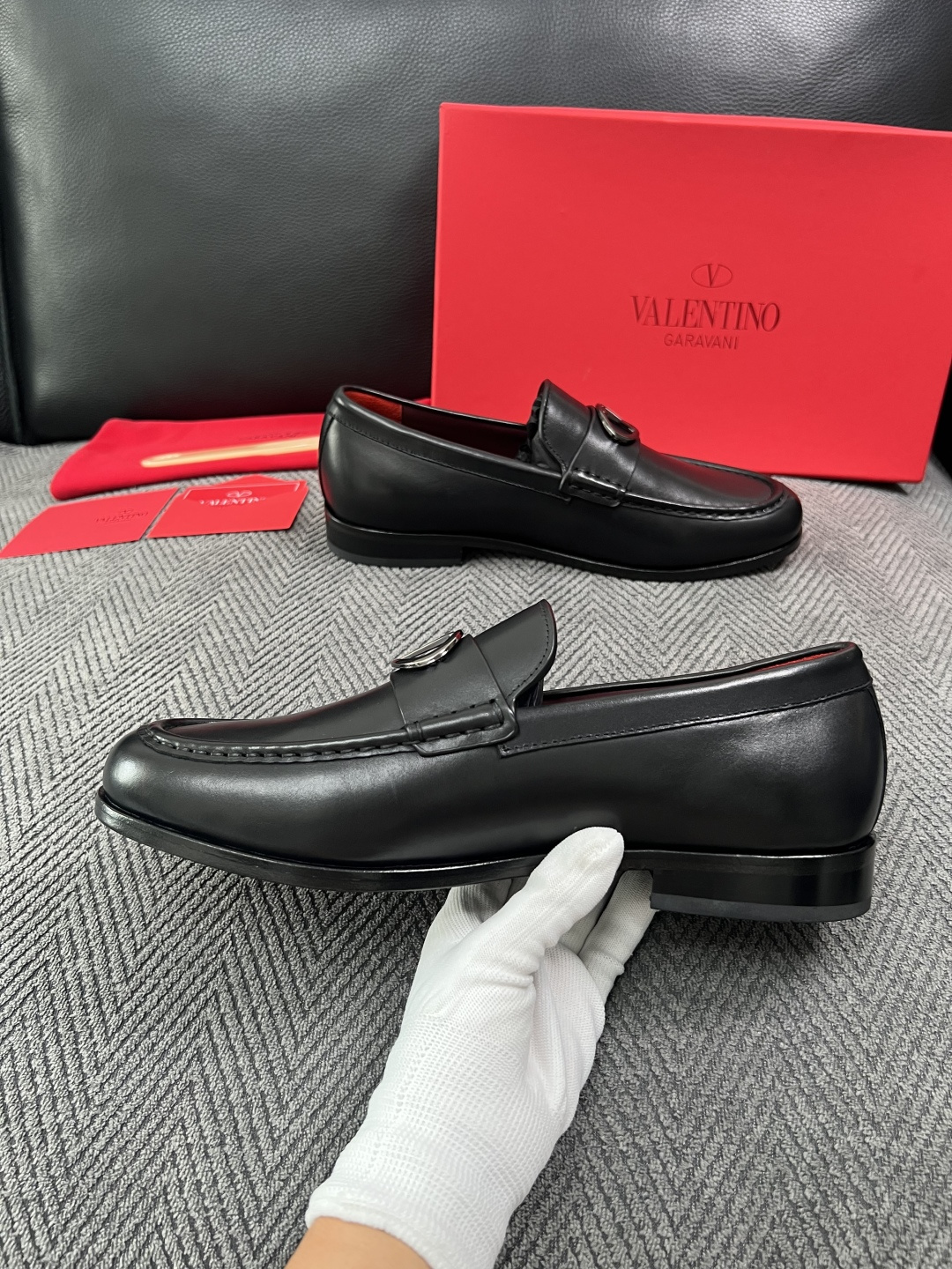 VALENTINO  高品质  顶级工艺品  华伦天奴，皮鞋专柜同步，鞋面意大利进口，高品质复杂工艺品，进口牛皮里垫柔软