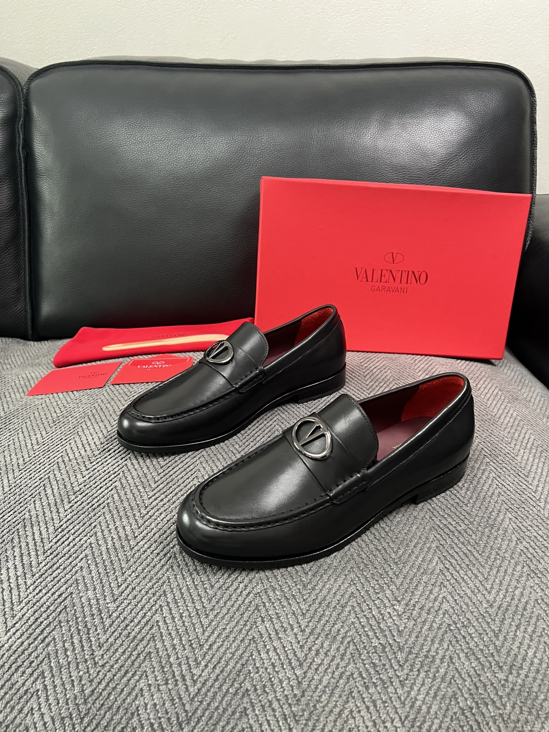 VALENTINO  高品质  顶级工艺品  华伦天奴，皮鞋专柜同步，鞋面意大利进口，高品质复杂工艺品，进口牛皮里垫柔软