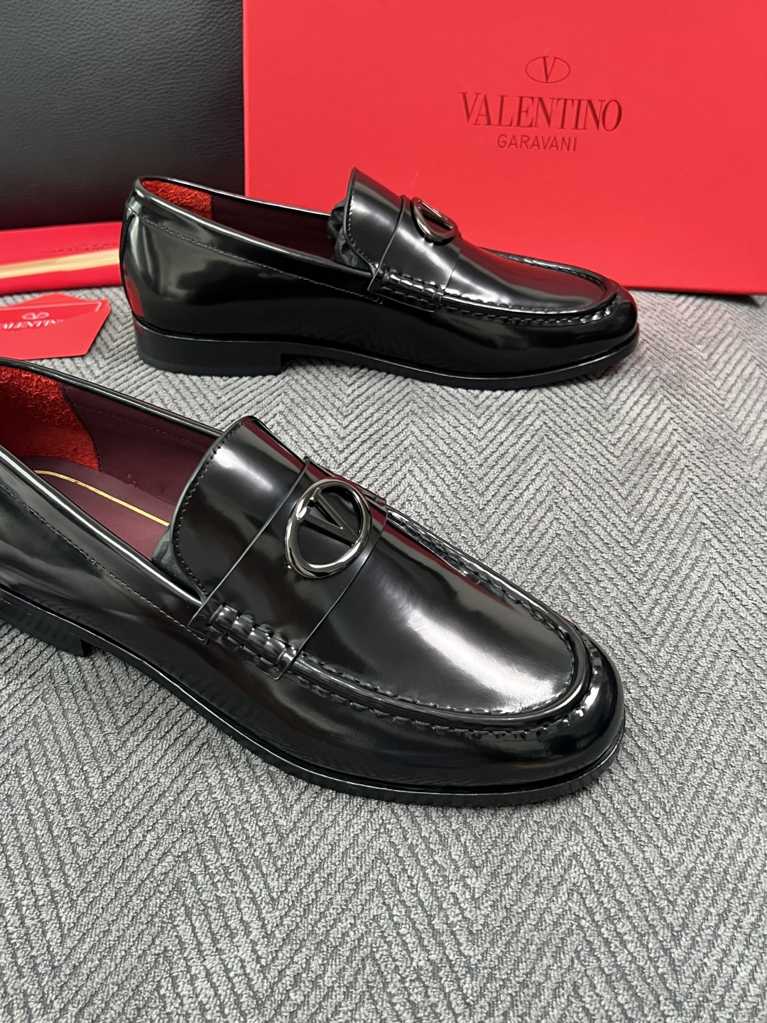 VALENTINO  高品质  顶级工艺品  华伦天奴，皮鞋专柜同步，鞋面意大利进口，高品质复杂工艺品，进口牛皮里垫柔软