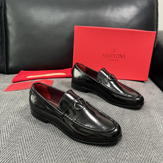 VALENTINO 高品质 顶级工艺品 华伦天奴,皮鞋专柜同步,鞋面意大利进口,高品质复杂工艺品,进口牛皮里垫柔软 VALENTINO 高品质 顶级工艺品 华伦天奴,皮鞋专柜同步,鞋面意大利进口,高品质复杂工艺品,进口牛皮里垫柔软